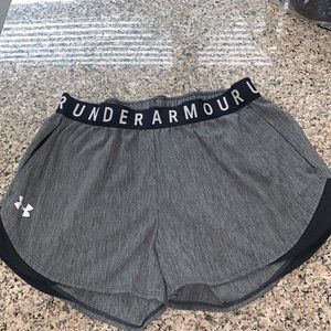 Womens smalll Under Armour shorts Gray and black 🏃‍♀️